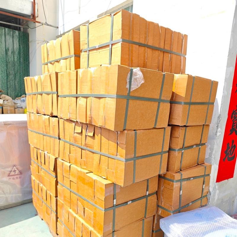 Det første partiet med bestillinger på strømmålerbokser fra nye kunder i Storbritannia har blitt sendt